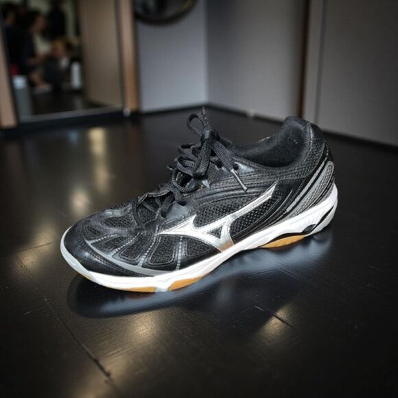 Mizuno Women's Wave Hurricane WOMS WH-BK Volleyball Shoe Size - Picture 1 of 9